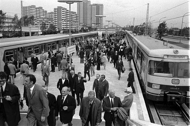 So sah der S-Bahnhof aus, als er für die Olympischen Spiele 1972 in Betrieb genommen wurde. So sah der S-Bahnhof aus, als er für die Olympischen Spiele 1972 in Betrieb genommen wurde.