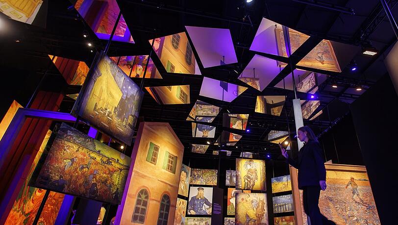 Die farbstarken späten Werke von Vincent van Gogh füllen eine riesige Bilderwand - im Zentrum das gelbe Haus, das er in Arles gemietet hat und in dem es auch ein Gästezimmer für seinen damaligen Freund Paul Gauguin gab. Die gelben Sonnenblumen lassen nicht lange auf sich warten.
