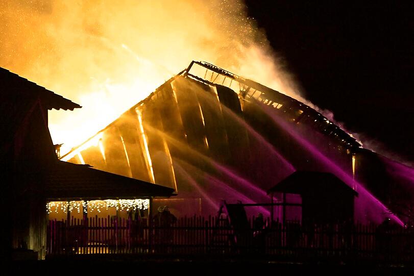Bei dem Feuer auf dem Einödhof in der Nähe von Vilsbiburg entstand am späten Montagnachmittag ein Schaden im mittleren sechsstelligen Bereich. Bei dem Feuer auf dem Einödhof in der Nähe von Vilsbiburg entstand am späten Montagnachmittag ein Schaden im mittleren sechsstelligen Bereich.