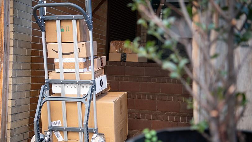 Laut Anklage soll die Bande die wertvolle Ware aus Zustellfahrzeugen gestohlen haben. (Symbolbild)