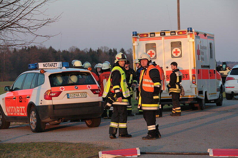 Schwerer Unfall bei Haiming: Der Fahrer des Peugeots wurde schwer verletzt von der Feuerwehr aus dem Wrack geborgen.