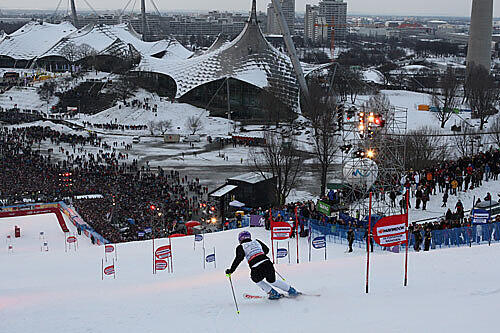 Das Weltcup-Rennen auf dem Olympiaberg war letztes Jahr ein voller Erfolg: 25 000 begeisterte Zuschauer. Aufgrund des milden Winters steht die diesjährige Auflage des Neujahrsrennen auf der Kippe.