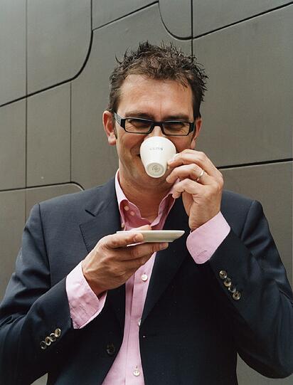 Kaffee-Sommelier Michael Gliss kennt sich bestens aus mit den Sorten, der Lage, der Röstung und Zubereitung der braunen Bohne.