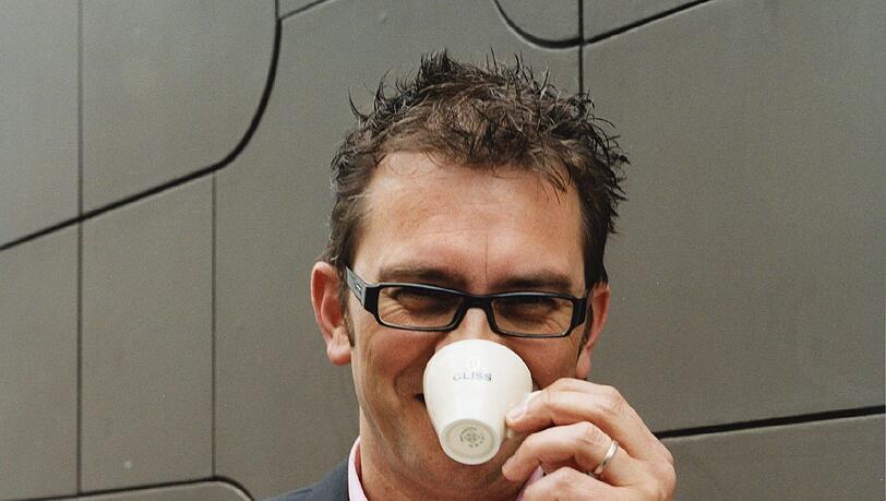 Kaffee-Sommelier Michael Gliss kennt sich bestens aus mit den Sorten, der Lage, der Röstung und Zubereitung der braunen Bohne. Kaffee-Sommelier Michael Gliss kennt sich bestens aus mit den Sorten, der Lage, der Röstung und Zubereitung der braunen Bohne.
