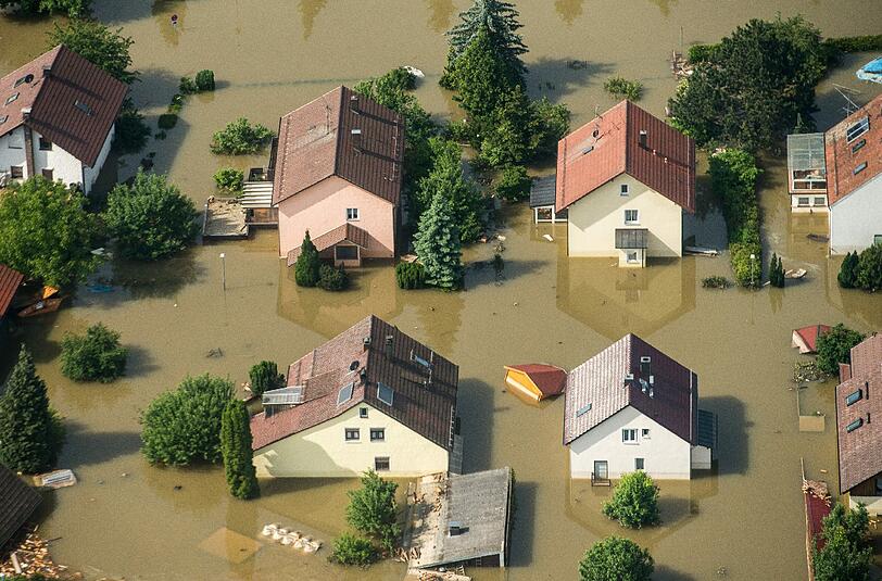 Überflutete Häuser nahe des Deggendorfer Ortsteils Fischerdorf im Juni 2013.