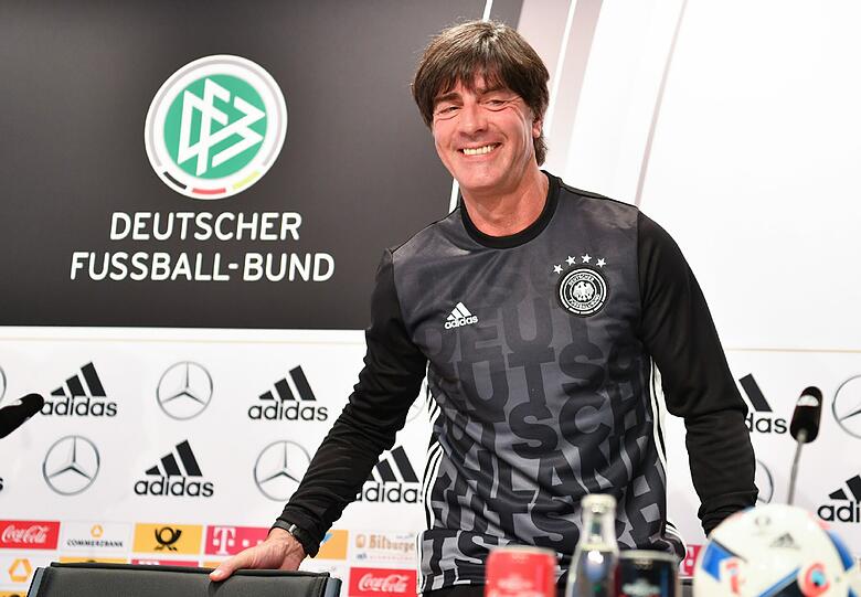 Führungsspieler-Debatten zaubern Löw "ein Lächeln ins Gesicht".