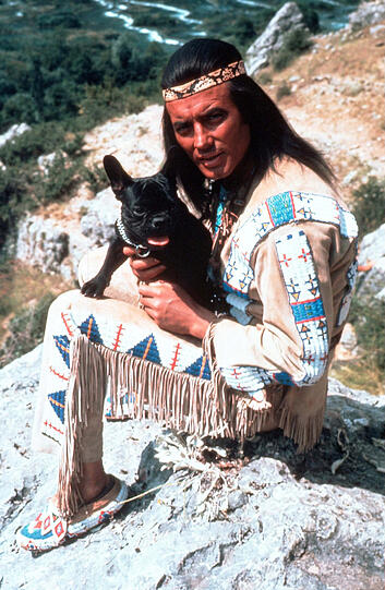 Schon früh ein Tierfreund: Pierre Brice als Winnetou mit Hund.