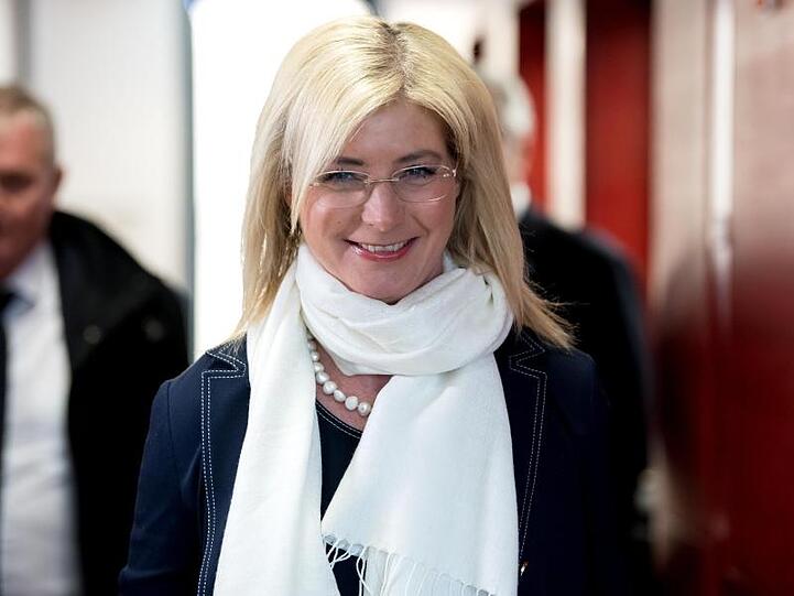Ulrike Scharf kommt vor der Sondersitzung des bayerischen Landtags zu einer CSU-Fraktionssitzung. Foto: Sven Hoppe/Archivbild
