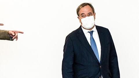 Unionskanzlerkandidat Armin Laschet kommt zu einer Pressekonferenz.