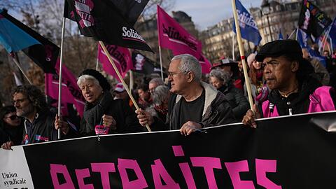 Gegen die geplante Rentenreform von Präsident Macron regt sich weiter erbitterter Widerstand. Abermals gingen Zehntausende Menschen auf die Straße.