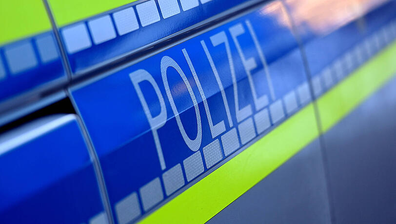 Mit Martinshorn, Blaulicht und Anhaltezeichen versuchten die Beamten den Fahrer zu stoppen - doch der gibt stattdessen Gas.