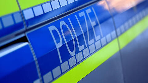 Mit Martinshorn, Blaulicht und Anhaltezeichen versuchten die Beamten den Fahrer zu stoppen - doch der gibt stattdessen Gas. Mit Martinshorn, Blaulicht und Anhaltezeichen versuchten die Beamten den Fahrer zu stoppen - doch der gibt stattdessen Gas.