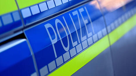 Mit Martinshorn, Blaulicht und Anhaltezeichen versuchten die Beamten den Fahrer zu stoppen - doch der gibt stattdessen Gas.