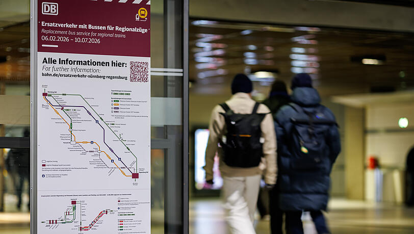 Ein Schild in N&uuml;rnberg informiert Reisende &uuml;ber den Ersatzverkehr, der bis Mitte Juli n&ouml;tig ist. Die Generalsanierung wirkt sich auch auf den Bahnverkehr im Rest Bayerns aus.