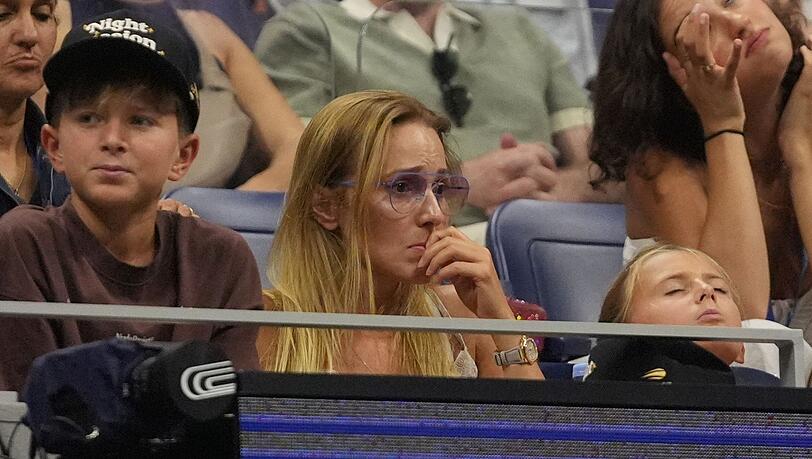 Besorgt verfolgen Djokovic' Ehefrau Jelena und die gemeinsamen Kinder das Spiel.