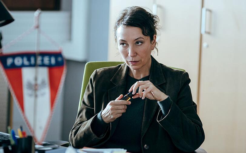 Fanny (Ursula Strauss) erkennt sofort, dass der Immobilienmanager Renner ihr nicht die Wahrheit sagt, und l&auml;sst sich nicht von ihm auf der Nase herumtanzen.