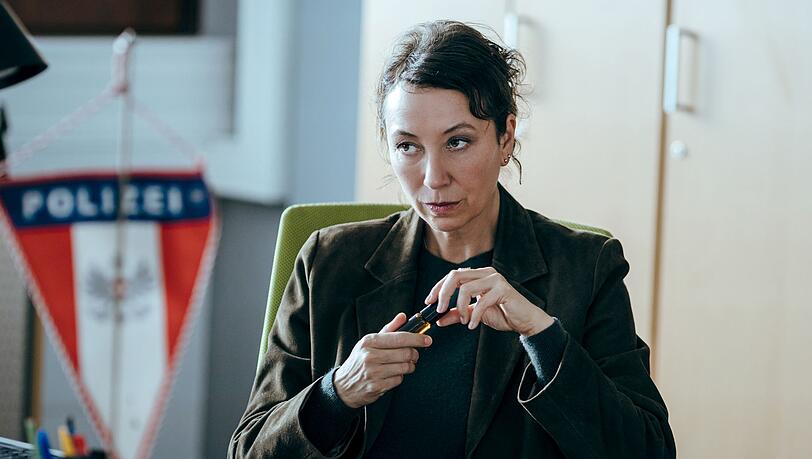Fanny (Ursula Strauss) erkennt sofort, dass der Immobilienmanager Renner ihr nicht die Wahrheit sagt, und lässt sich nicht von ihm auf der Nase herumtanzen. Fanny (Ursula Strauss) erkennt sofort, dass der Immobilienmanager Renner ihr nicht die Wahrheit sagt, und lässt sich nicht von ihm auf der Nase herumtanzen.