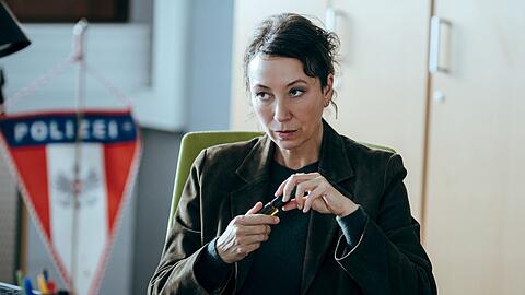 Fanny (Ursula Strauss) erkennt sofort, dass der Immobilienmanager Renner ihr nicht die Wahrheit sagt, und l&auml;sst sich nicht von ihm auf der Nase herumtanzen.