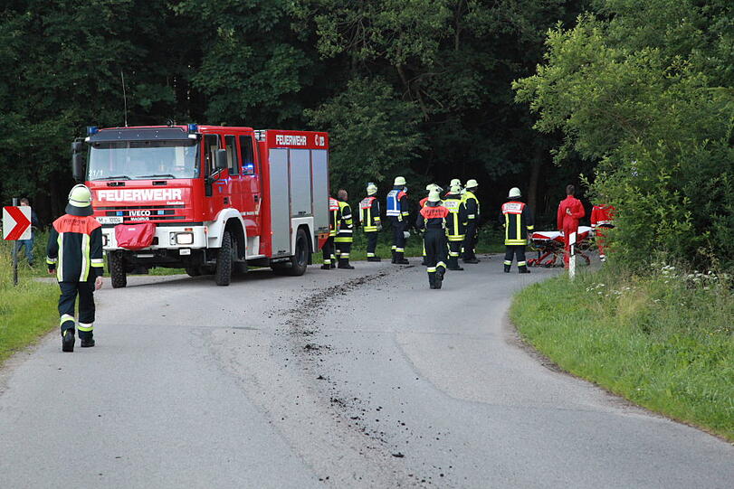 Bei einem schweren Verkehrsunfall sind am Sonntag vier Männer schwer verletzt worden. Die Unfallursache ist noch ungeklärt. Der Fahrer des BMW war von der Straße abgekommen und in eine Baumgruppe gerast - die Bilder des Unfalls.