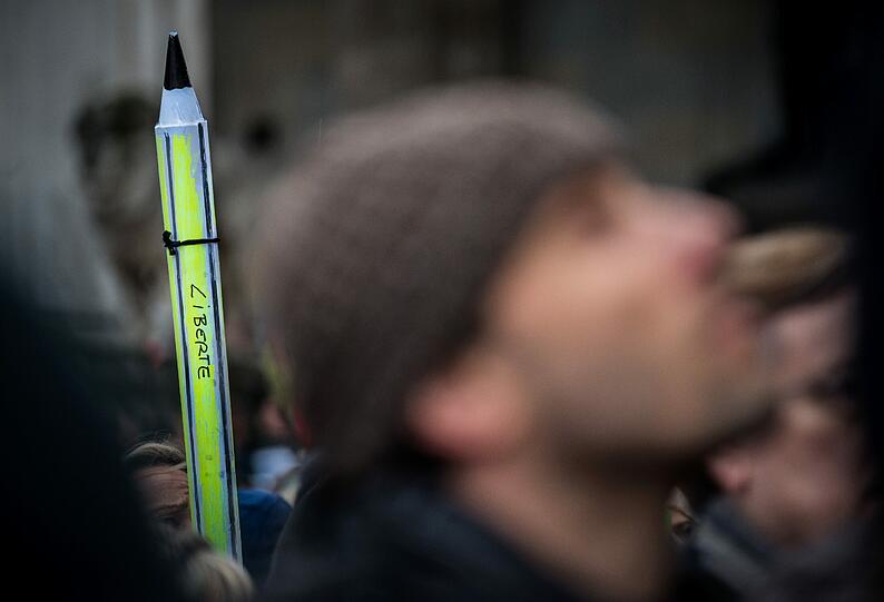 3000 Münchner gegen den Terror: Vor der Feldherren-Halle setzen viele soldarisch mit Paris ein Zeichen gegen Gewalt. Die Bilder...