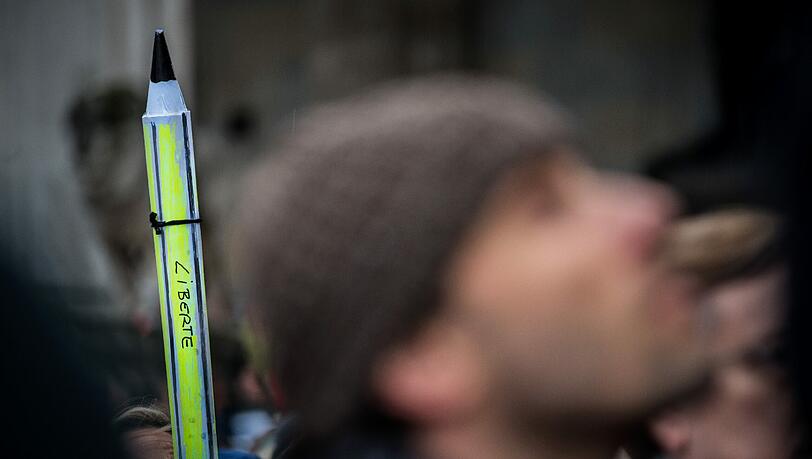 3000 Münchner gegen den Terror: Vor der Feldherren-Halle setzen viele soldarisch mit Paris ein Zeichen gegen Gewalt. Die Bilder... 3000 Münchner gegen den Terror: Vor der Feldherren-Halle setzen viele soldarisch mit Paris ein Zeichen gegen Gewalt. Die Bilder...