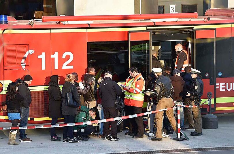Nach erneuten Beschwerden am frühen Abend mussten sich rund 500 Mitarbeiter einer ärztlichen Untersuchung unterziehen.
