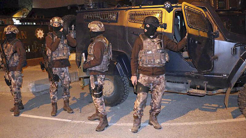 Mit Razzien in mehreren Städten und Provinzen der Türkei ist die Polizei gegen die Terrormiliz Islamischer Staat vorgegangen.