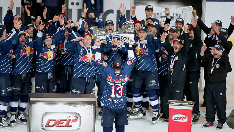 Der EHC jubelt über den Meistertitel 2016/17.