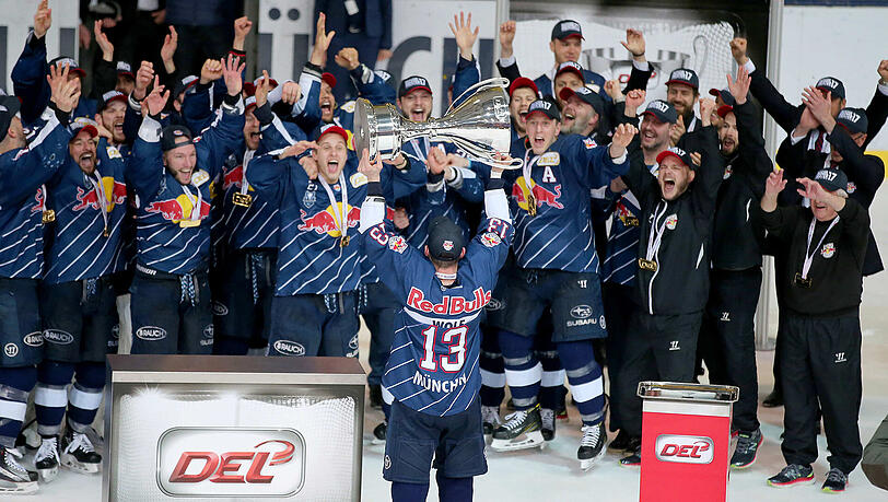 Der EHC jubelt über den Meistertitel 2016/17. Der EHC jubelt über den Meistertitel 2016/17.