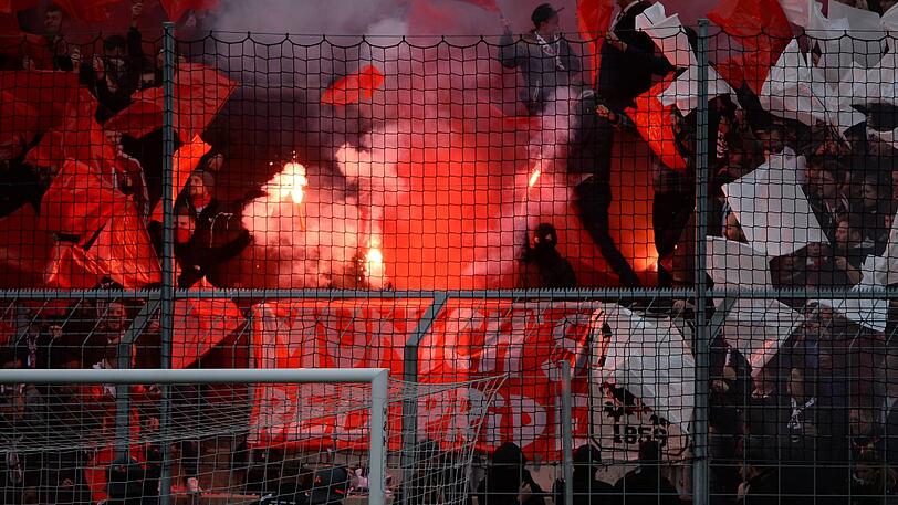 Kurz vor der zweiten Halbzeit zündeten Bayern-Fans Pyros in der Ostkurve