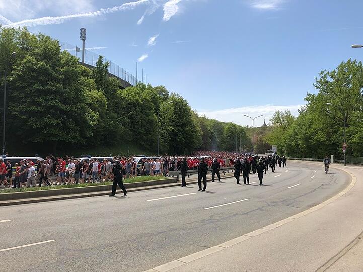 Die Bayern-Ultras marschieren auf dem Candidberg in Richtung Grünwalder Stadion.