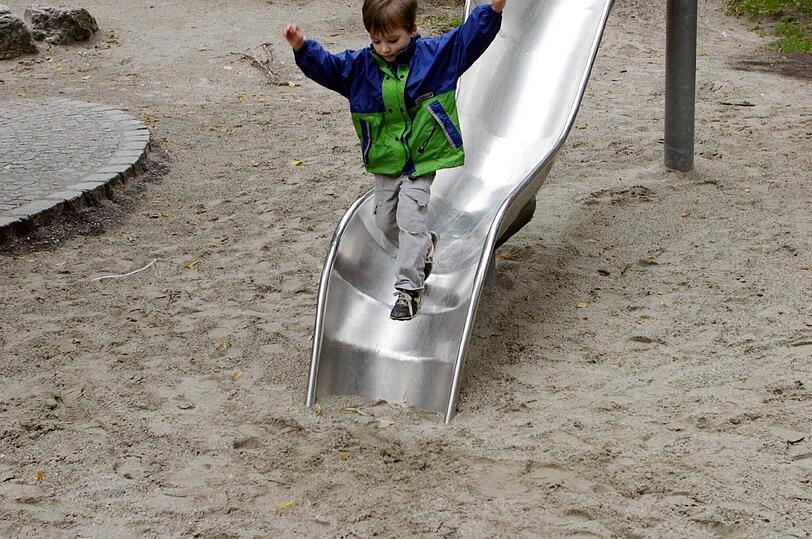 Auf dem Spielplatz sollen Kinder toben können - ohne Angst vor Scherben haben zu müssen. (Symbolbild)