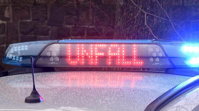 Die Leuchtschrift "Unfall" ist auf dem Dach eines Streifenwagens der Polizei zu sehen.