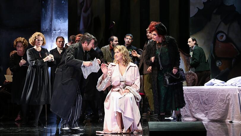 Karl-Michael Ebner (Valzacchi), Jacquelyn Wagner (Feldmarschallin), Margarete Joswig (Annina), Chor, Komparserie