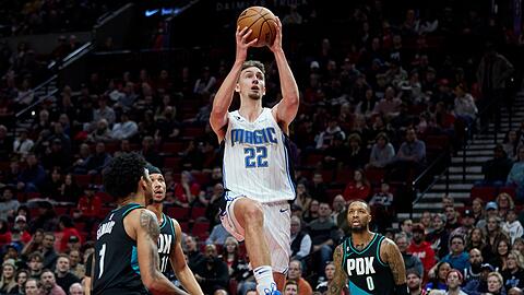 Orlando Magic-Forward Franz Wagner (M,oben) zieht gegen die Portland Trail Blazers zum Korb.