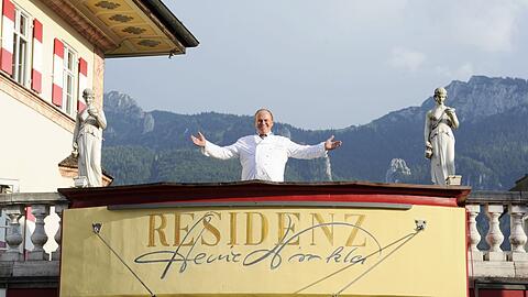 Sein ganzer Stolz: Heinz Winkler († 73) auf der Terrasse seiner Residenz in Aschau im Chiemgau.