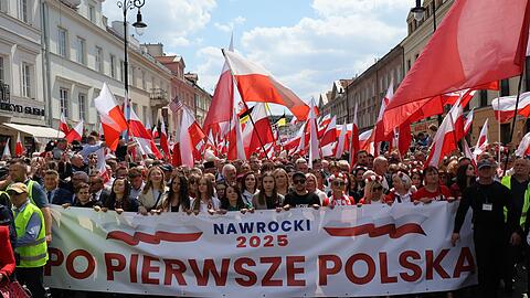 Anhänger des konservativen polnischen Präsidentschaftskandidaten Karol Nawrocki ziehen durch Warschau. (Foto aktuell)