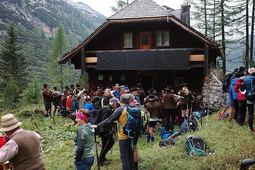 Pause mit Bier und Blasmusik an der Hütte des deutschen Zolls am Funtensee.