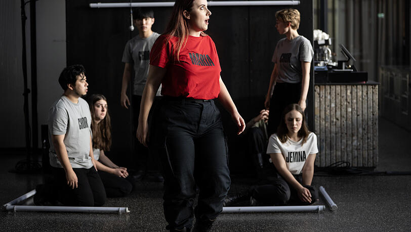 Rusnė Tušlaitė (Maria), im Hintergrund v.l.n.r.: Tatsuki Sakomoto, Julia Schneider, JaeYoon Woo, Madeleine Wulff, Alina Berit Göke bei Proben zu „Lazarus oder die Feier der Auferstehung“ im Bergson.