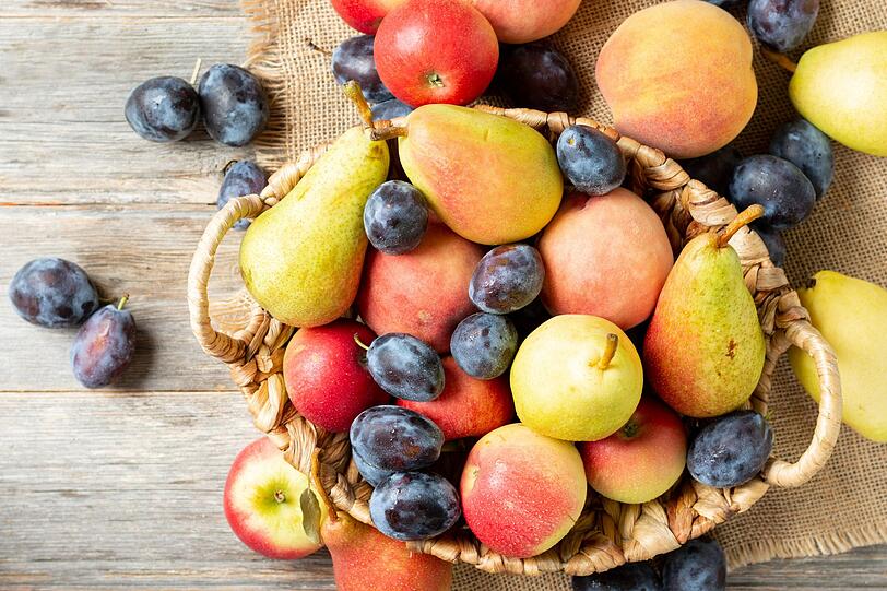 Im Spätsommer zeigt der Garten noch einmal, was in ihm steckt: Äpfel, Birnen und Zwetschgen werden reif, und auch Tomaten, Kürbisse und Zucchini bringen ihre letzten Früchte hervor. Jetzt heißt es zugreifen und zugleich ausmisten - beschädigte Exemplare und Fallobst sollten entfernt werden. Ebenso wichtig ist es, Lagerung und Verarbeitung der reichen Ernte zu planen oder richtig anzugehen. Im Spätsommer zeigt der Garten noch einmal, was in ihm steckt: Äpfel, Birnen und Zwetschgen werden reif, und auch Tomaten, Kürbisse und Zucchini bringen ihre letzten Früchte hervor. Jetzt heißt es zugreifen und zugleich ausmisten - beschädigte Exemplare und Fallobst sollten entfernt werden. Ebenso wichtig ist es, Lagerung und Verarbeitung der reichen Ernte zu planen oder richtig anzugehen.