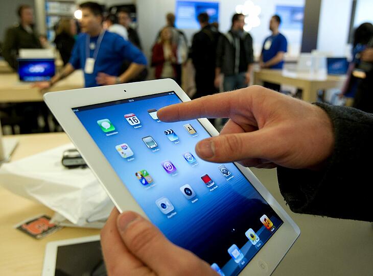 Rund 400 Menschen drängten am Morgen auf den Münchner Apple-Store, um ein neues iPad zu ergattern.