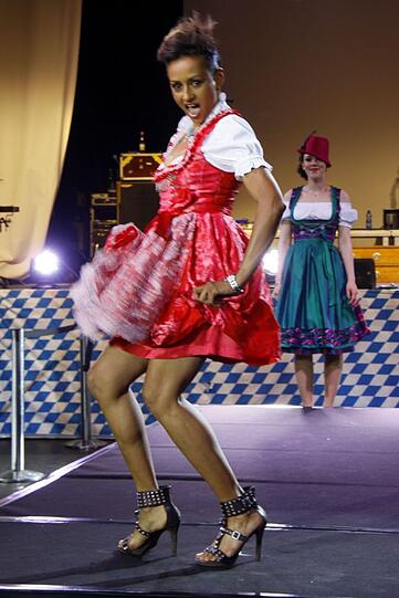 Ein Hingucker für die Tausenden Gäste im Löwenbräukeller: Die Basler Dirndl Fashionshow.
