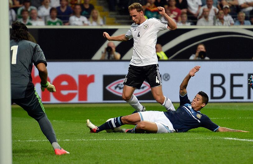 BENEDIKT HÖWEDES: Note 4. Eingewechselt für Hummels, übernahm die rechte Seite. Unglückliche Figur beim Eigentor (45.), nach vorne umständlich &ndash; bis zu seinem 1:3-Anschlusstreffer. Schürrle, Gündogan und Kroos kamen zu spät für eine Benotung.