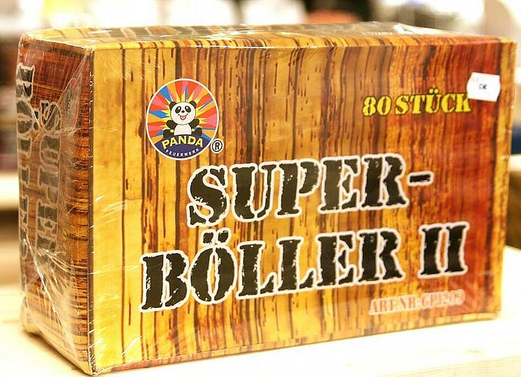 DIE LAUTESTEN: Die Packung ist einfach gestaltet, aus Pappe, mit Holzabdruck. Ganz und gar ungewöhnlich ist aber ihr Inhalt: Das 80-Stück-Paket "Super-Böller II" von Panda ist eine Truhe voller Lärm. In jedem der handtellerlangen Chinaböller stecken knapp neun Gramm Ladung &ndash; die sorgen für Kanonenschläge der Extra-Laut-Klasse. Der Preis: 9,99 Euro.