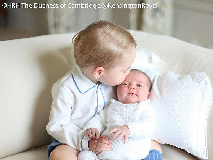 Prinz George und seine kleine Schwester Prinzessin Charlotte