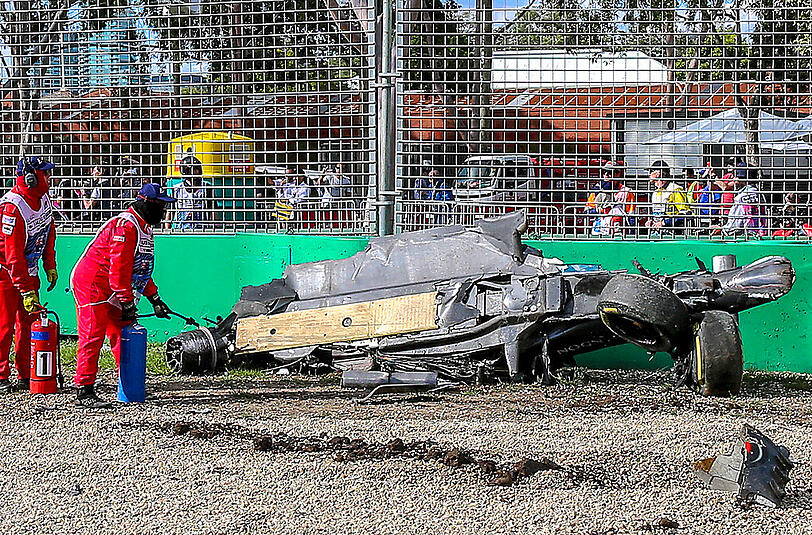 Schock-Moment zum WM-Auftakt der Formel 1 in Melbourne. Fernando Alonso ist in einen Horror-Crash verwickelt. Die Bilder vom Unfall.