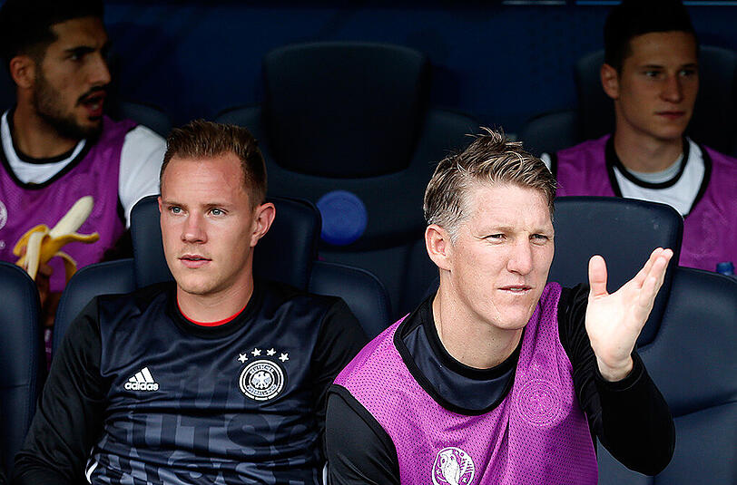 Gibt auch auf der Ersatzbank Kommandos: Bastian Schweinsteiger (rechts).