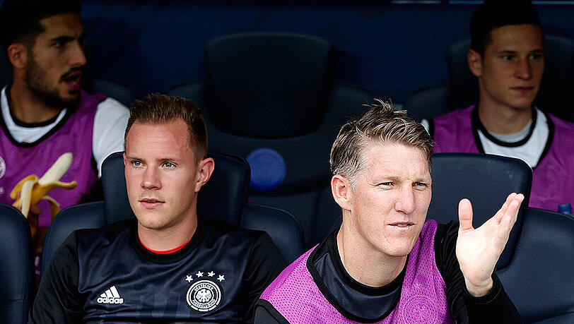 Gibt auch auf der Ersatzbank Kommandos: Bastian Schweinsteiger (rechts). Gibt auch auf der Ersatzbank Kommandos: Bastian Schweinsteiger (rechts).