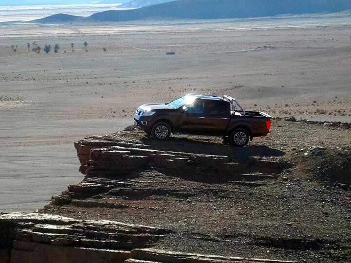 Aussichtsreiche Position: Ein Navara auf einer Klippe hoch über der Wüste.