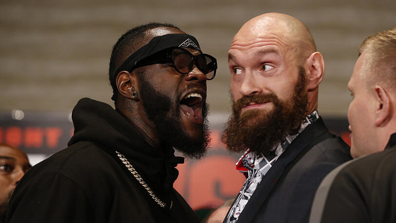 Eine Freakshow, die schon fast an Slapstick erinnert: Schwergewichtsweltmeister Deontay Wilder (l.) und sein Herausforderer Tyson Fury.